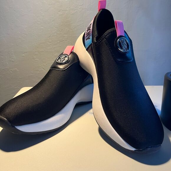 NWT Little and Big Girls Taylor Tanya Slip On Sneakers Size 5